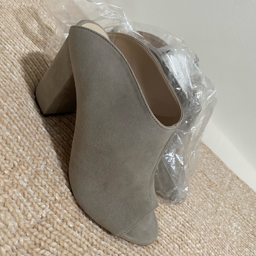 BEAUTIFUL MULE STYLE HEELS! - Picture 2 of 6